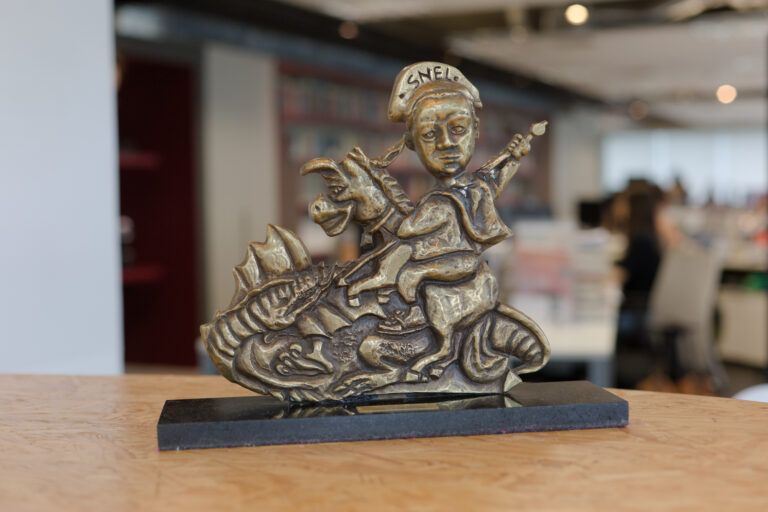 Estátua recebida por Paulo Rocco ao acabar com impostos para as editoras