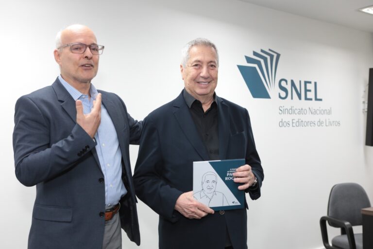 Presidente do SNEL, Dante Cid, discursa ao lado de Paulo Rocco