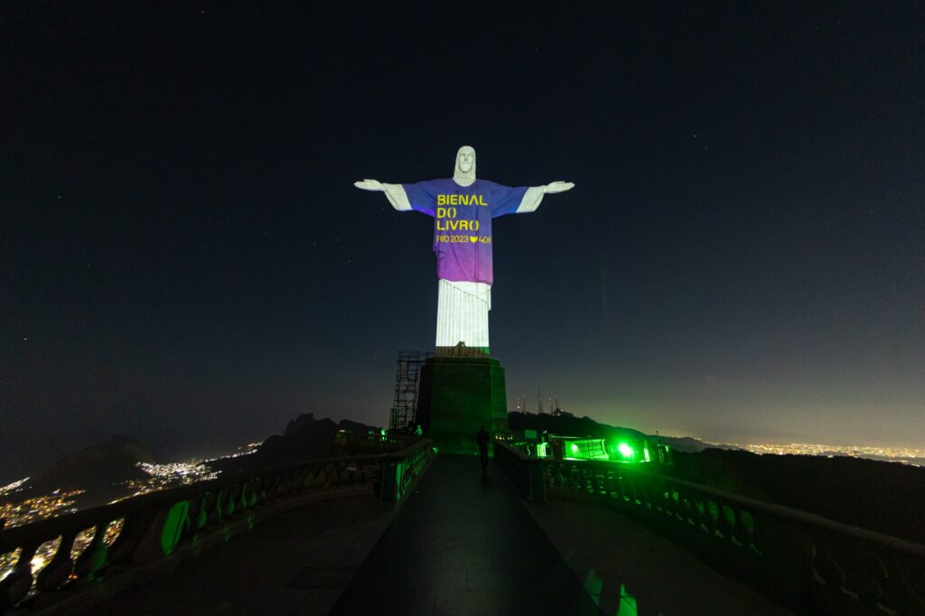 Cristo Redentor, símbolo do Rio de Janeiro, vestiu-se com as cores da Bienal do Livro Rio 2023